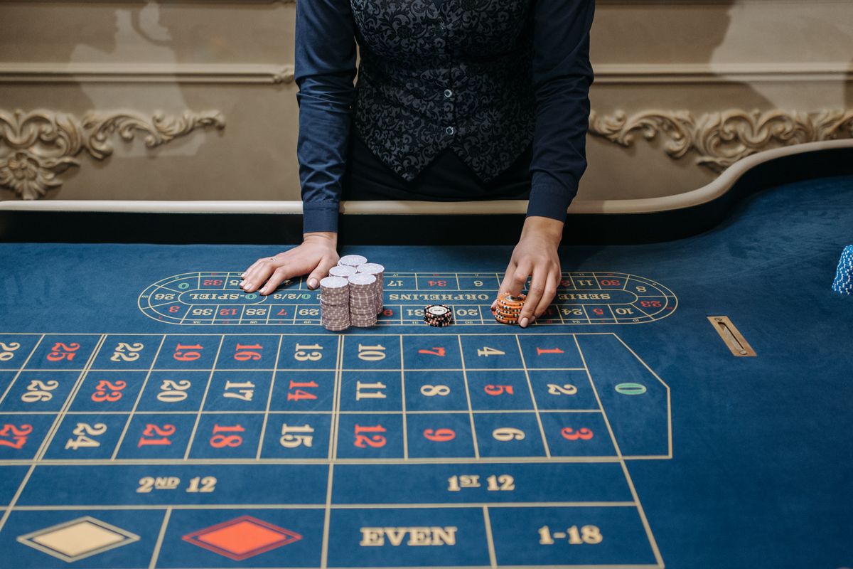 Baccarat stôl v kasíne s bambusovými dekoráciami