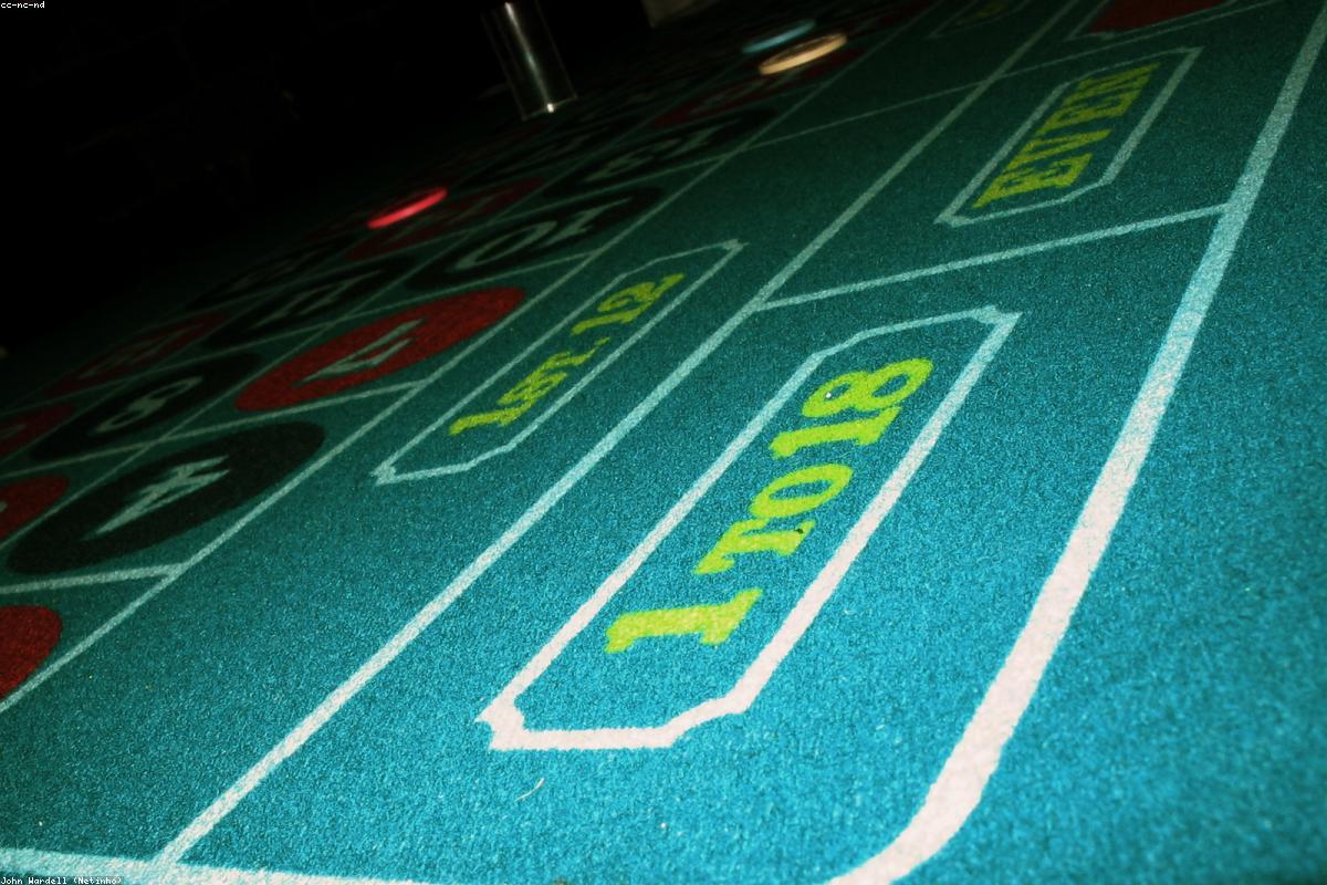 Hráči pri poker stole v hotelovom kasíne
